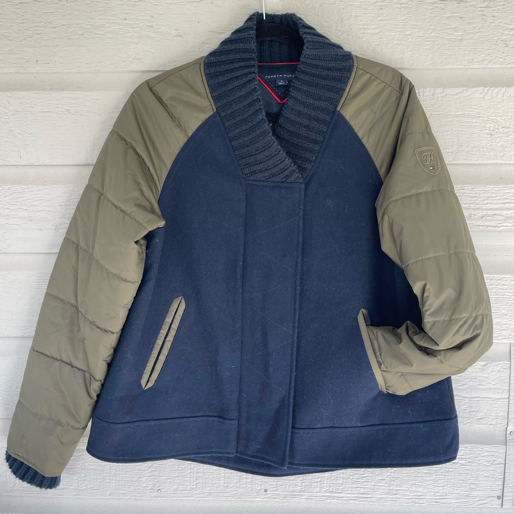 Like New! Tommy Hilfiger Coat
Light Winter & Fall